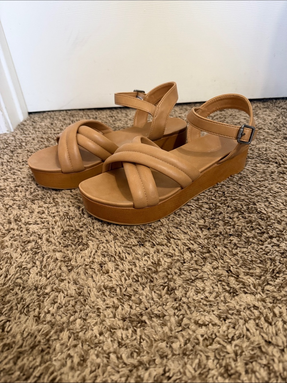 American Eagle Tan Platform Sandals with Crisscross Straps Size 8